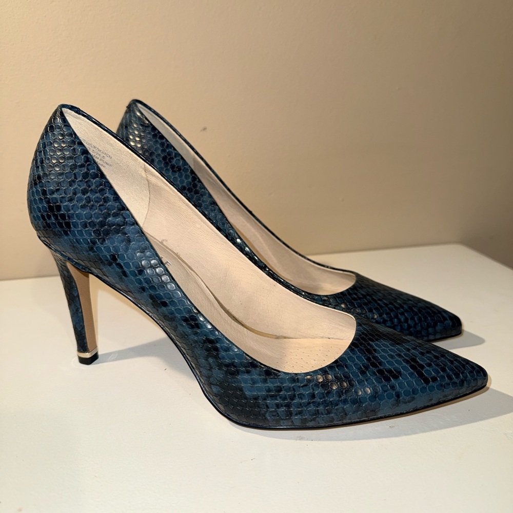 KENNETH COLE black and Blue Snake Riley 85 Stiletto Slip On Leather Pumps Size 8